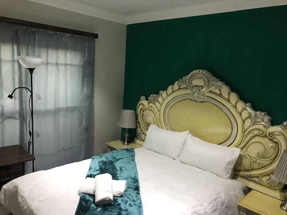 DE Aspiration Guest House Business Room, 1 Queen Bed, Pool View, Poolside