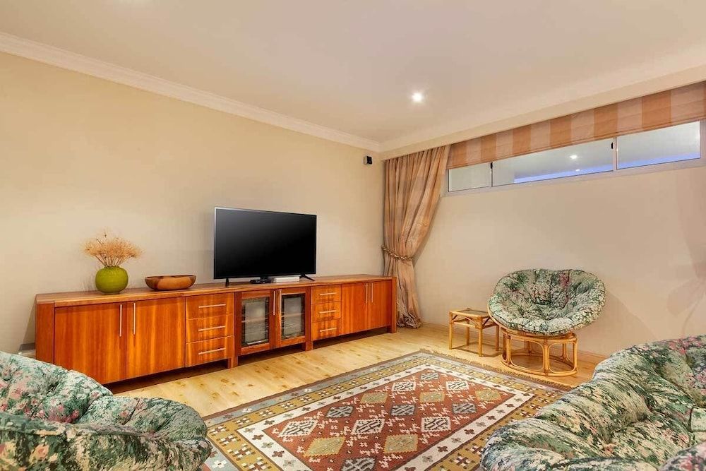 Blushing Bride House (4 Bedrooms) 10