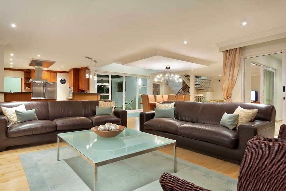 Blushing Bride House (4 Bedrooms) 8