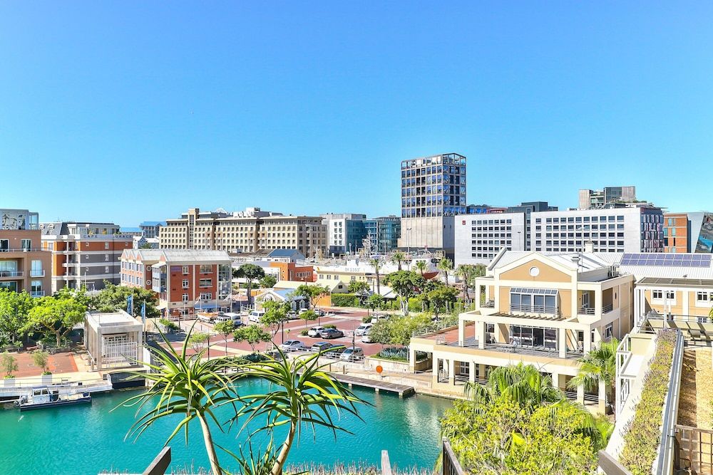 undefined Luxury Three Bedroom Apartment - Fully Furnished and Equipped 2