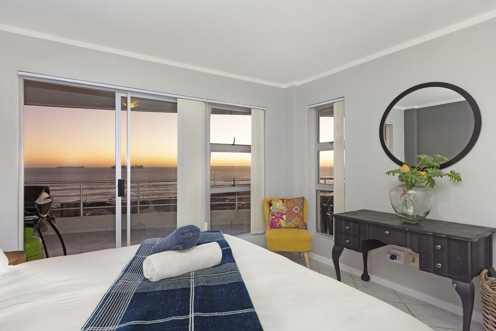 undefined African Beauty at The Bay 3