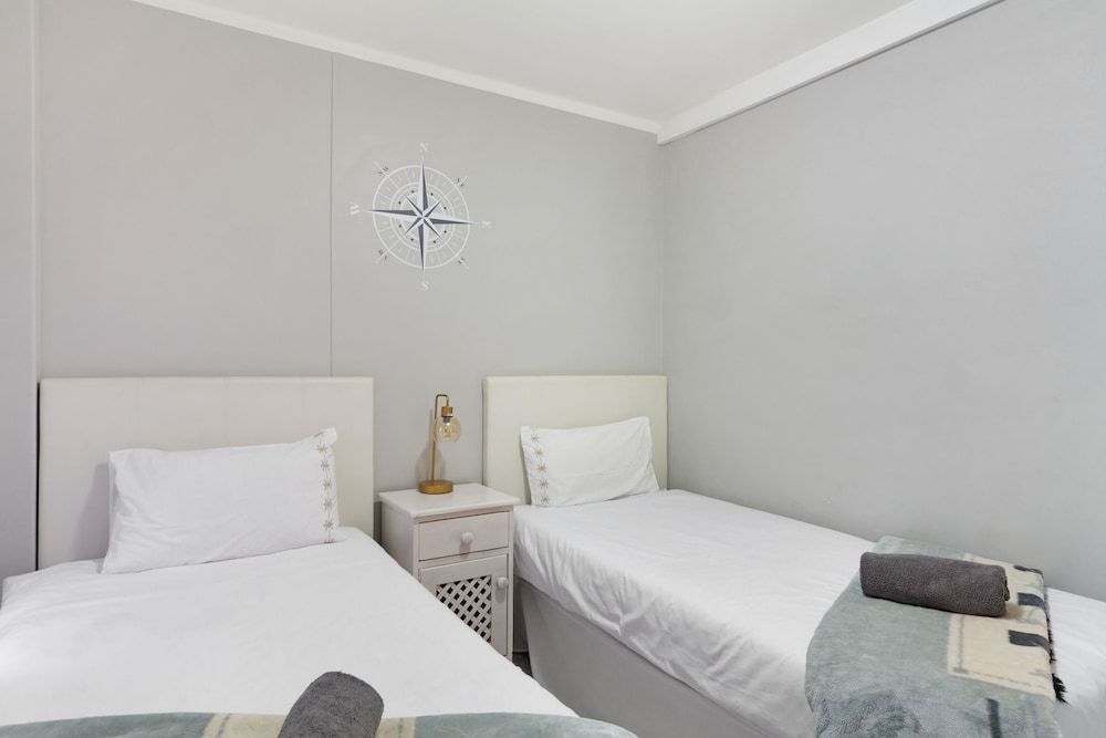 undefined African Beauty at The Bay 10