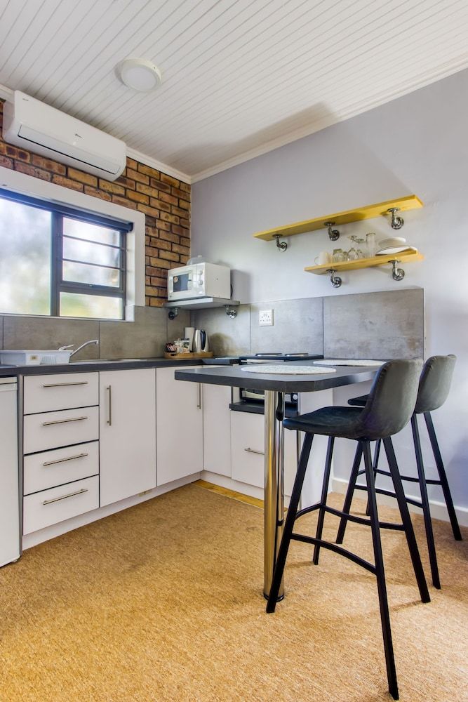 undefined Lush Suburban Paradise - Deluxe Unit 6