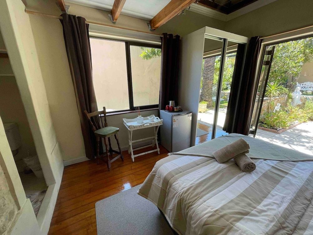 undefined Room-living In Mountain Views Camps Bay 4