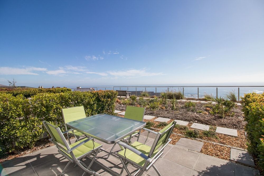 Camps Bay One Bedroom Apartment - Luxury Stay With sea View! Apartment, 1 Bedroom, Patio, Ocean View 14