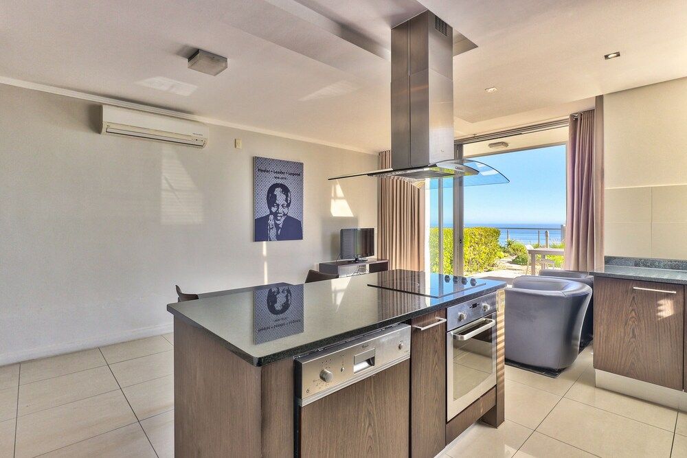 Camps Bay One Bedroom Apartment - Luxury Stay With sea View! Apartment, 1 Bedroom, Patio, Ocean View 11