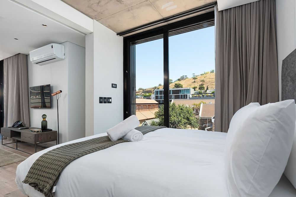 The Signature 413 Business Studio 12