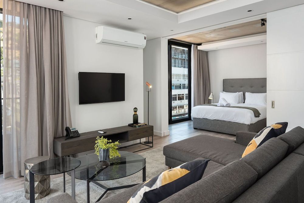 The Signature 413 Business Studio 10