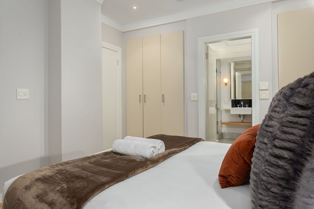 undefined Mandela Rhodes F506 10