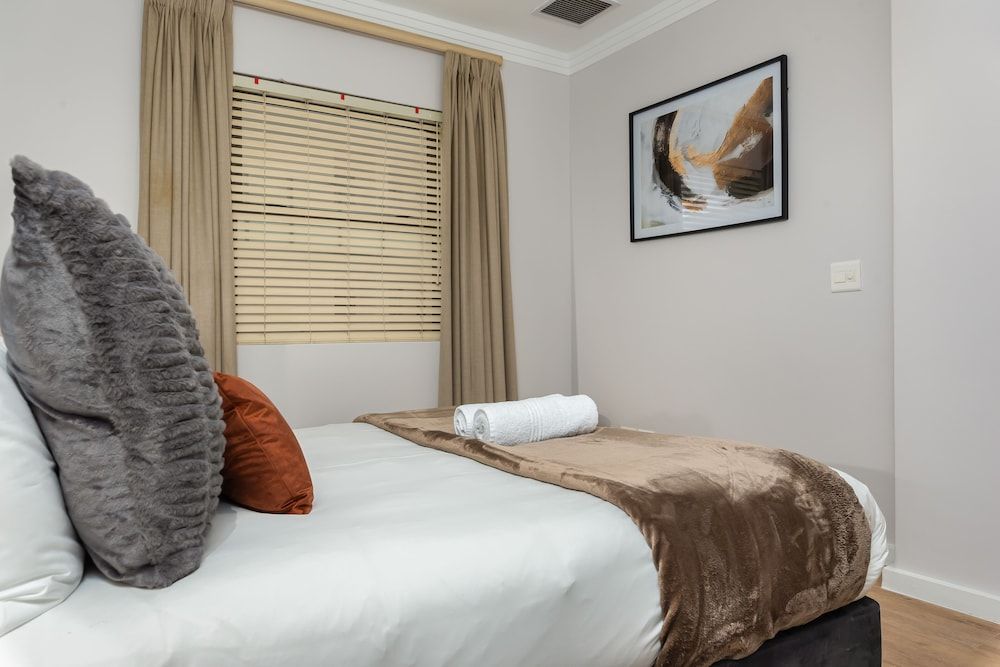 undefined Mandela Rhodes F506 7