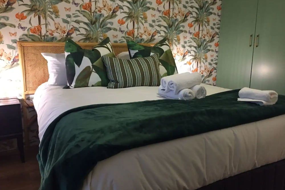 undefined Stylish 2 Bedroom Apartment in Cape Town With Stunning Views 6