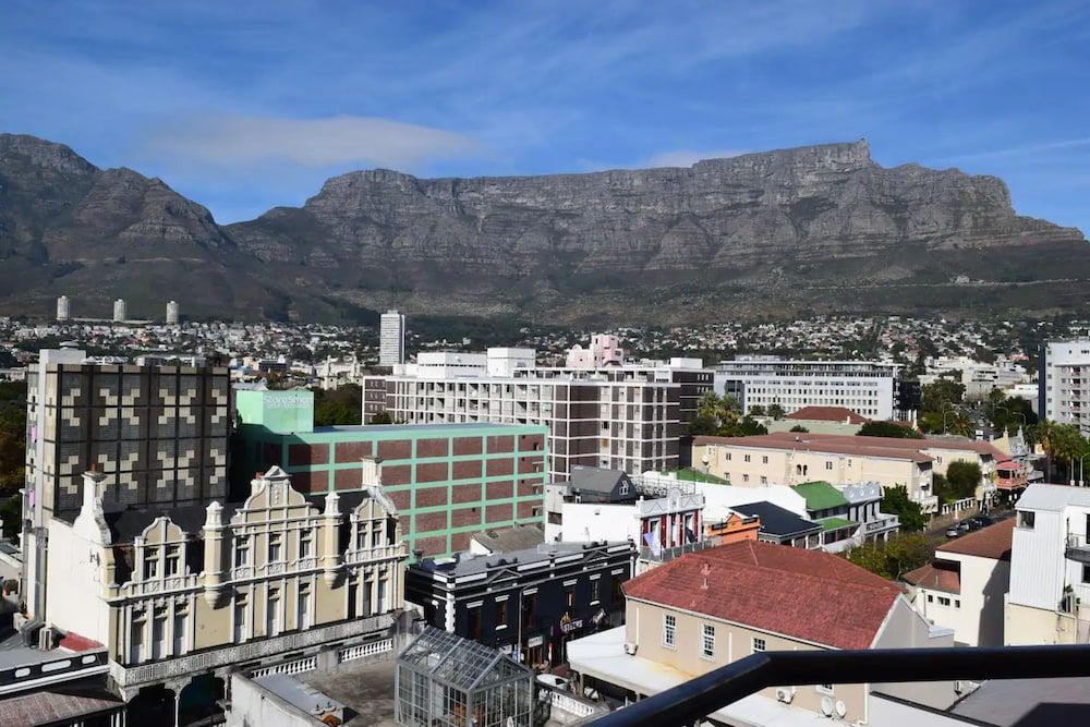 undefined Stylish 2 Bedroom Apartment in Cape Town With Stunning Views 3