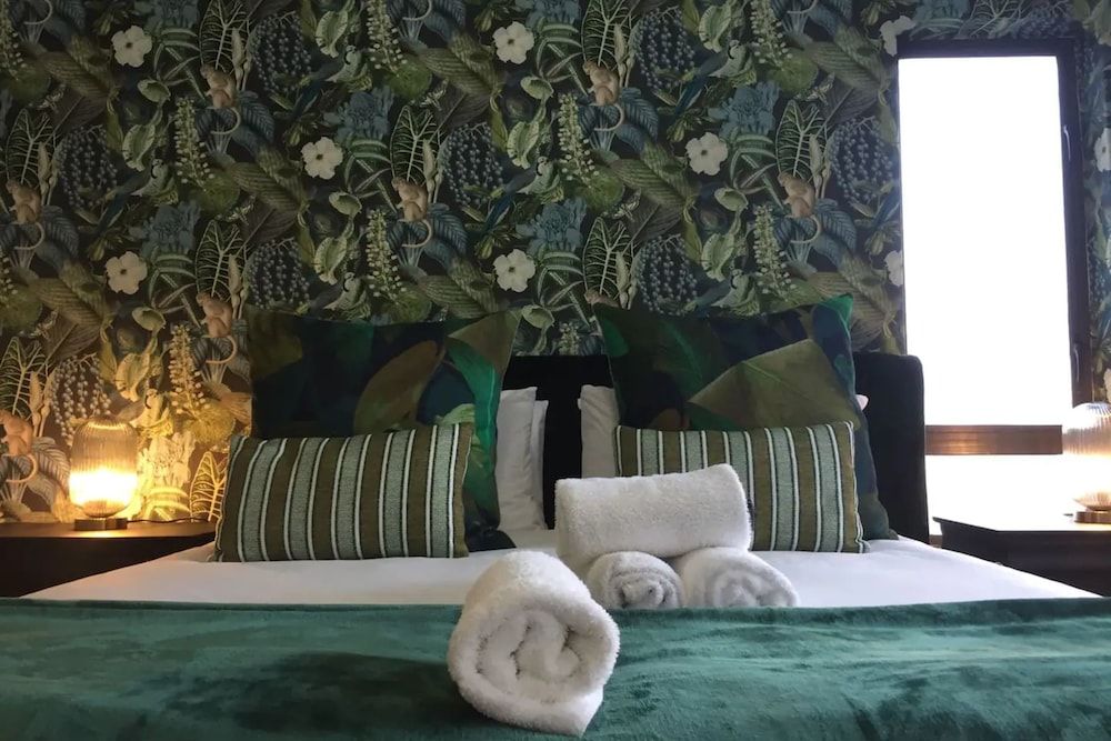 undefined Stylish 2 Bedroom Apartment in Cape Town With Stunning Views