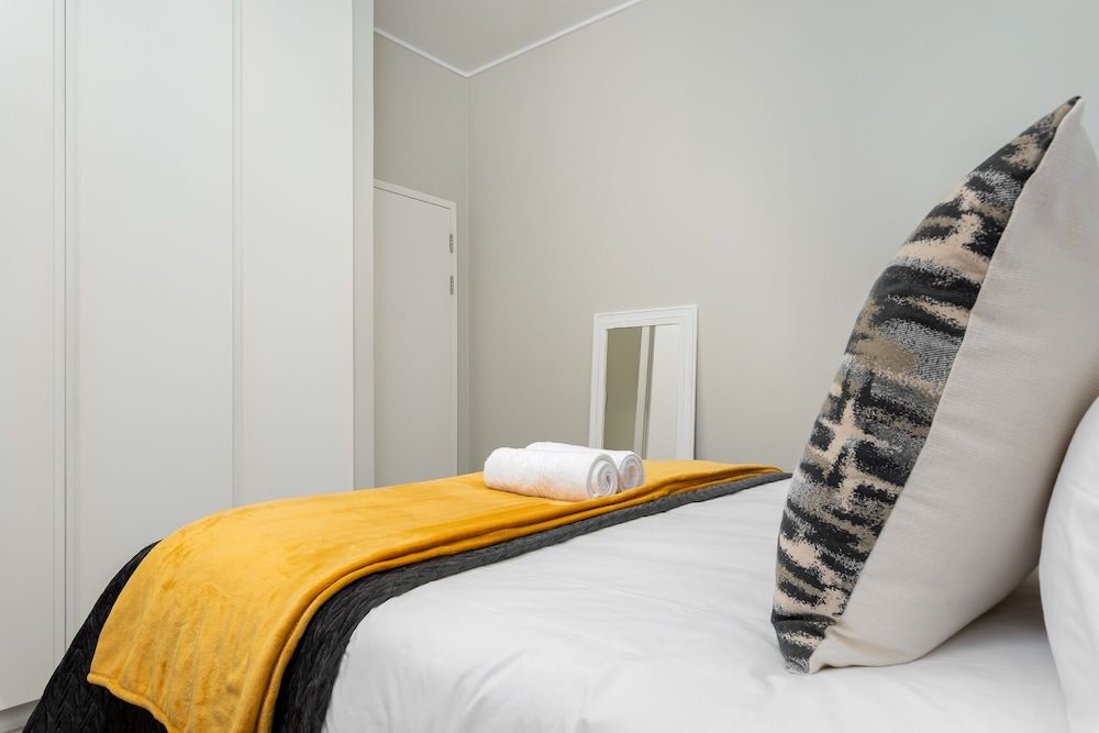 undefined The Axis 212 7