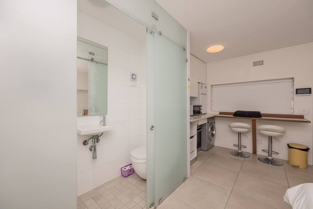 undefined Bright and Adorable Studio in Vredehoek 10