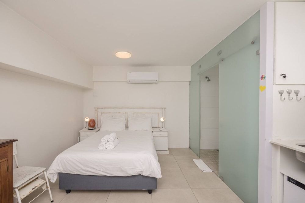 undefined Bright and Adorable Studio in Vredehoek 5