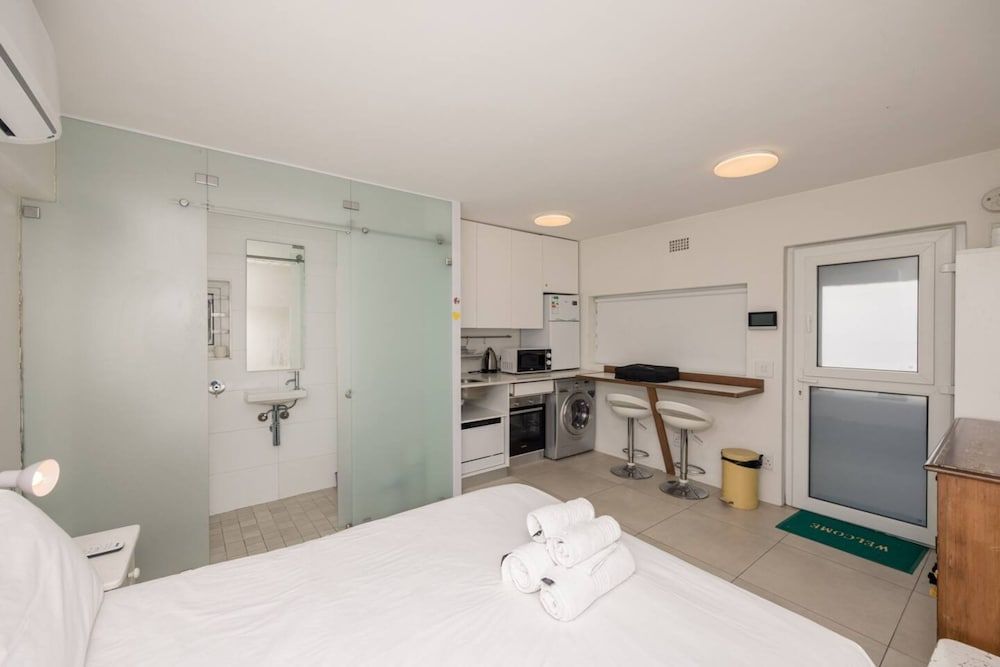 undefined Bright and Adorable Studio in Vredehoek