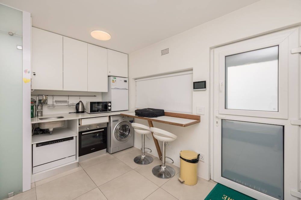 undefined Bright and Adorable Studio in Vredehoek 7