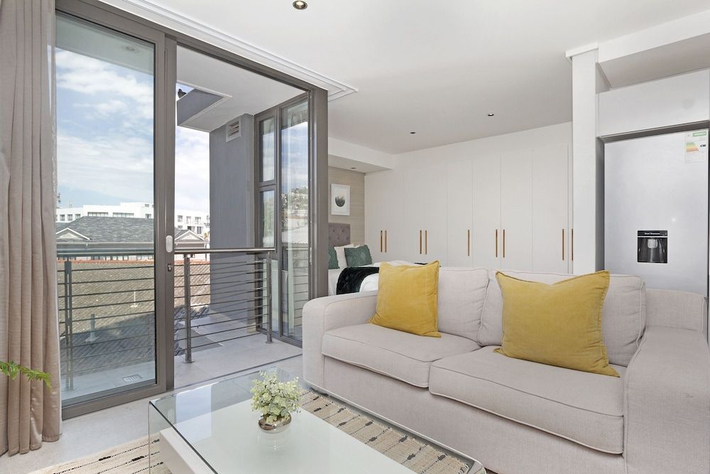 Cosmopolitan 401 Exclusive Studio 12