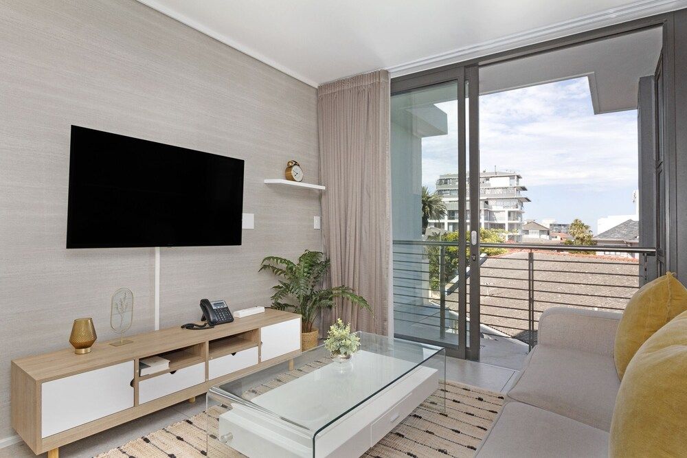 Cosmopolitan 401 Exclusive Studio 10