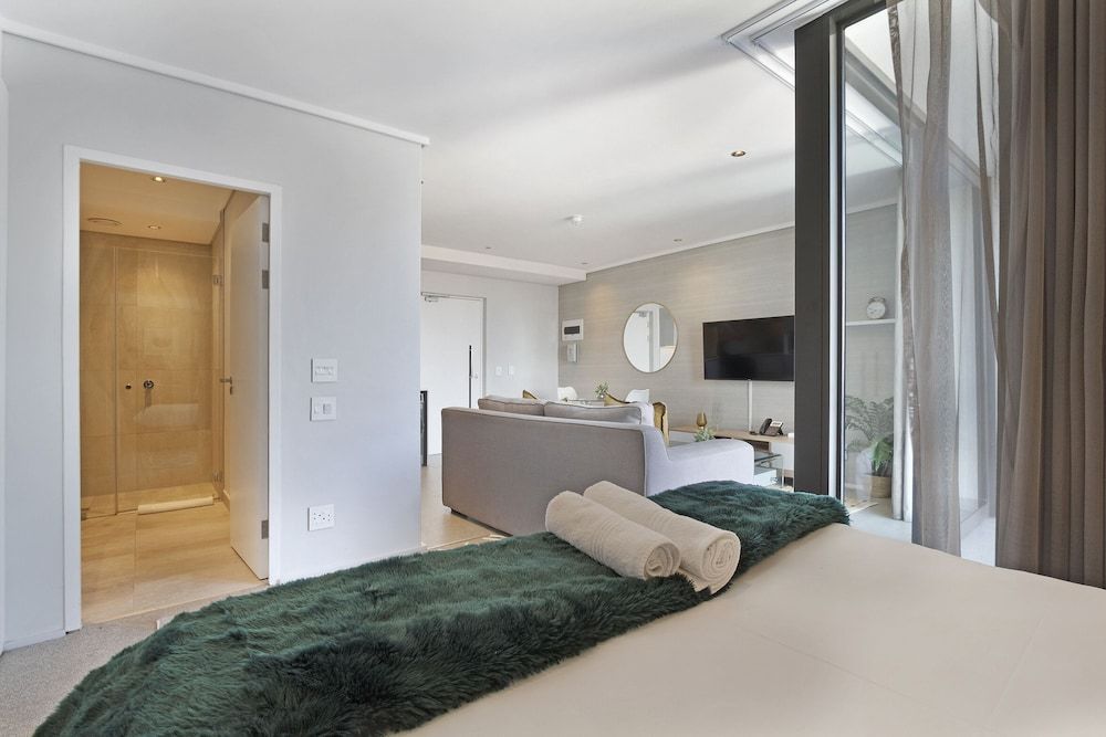 undefined Cosmopolitan 401 7