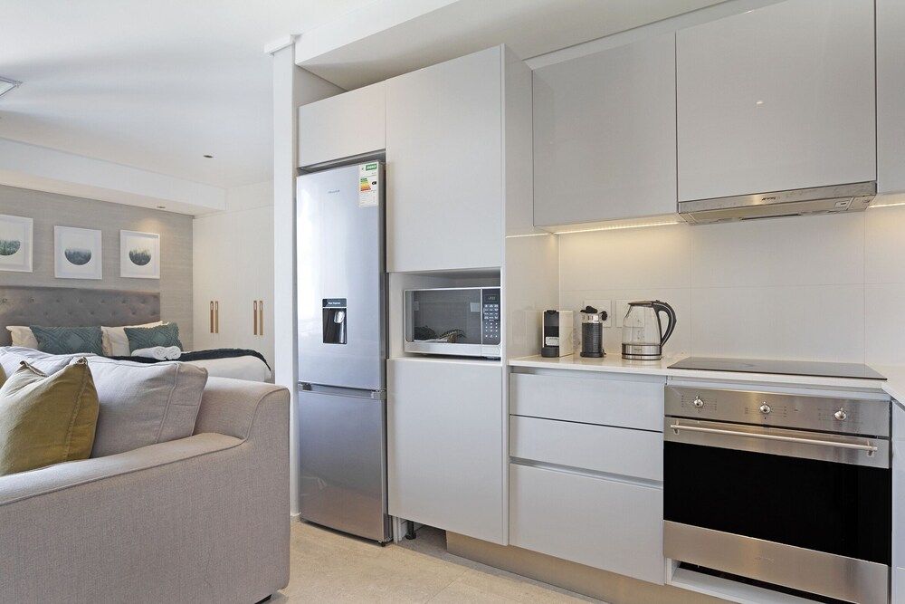 Cosmopolitan 401 Exclusive Studio 8