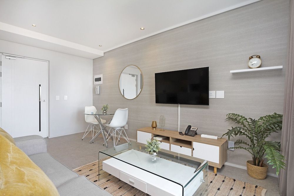 Cosmopolitan 401 Exclusive Studio 9