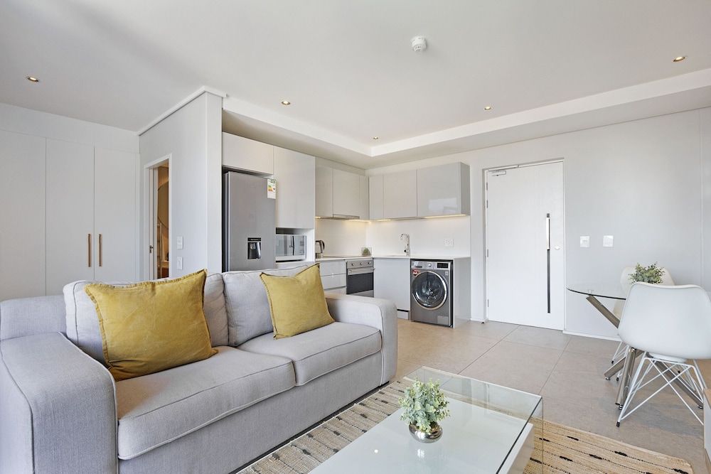 Cosmopolitan 401 Exclusive Studio 11