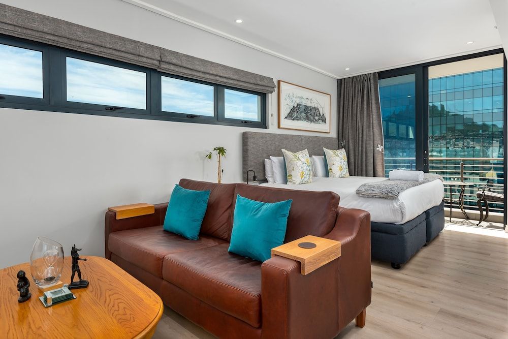 16 on Bree 1419 Exclusive Studio 9