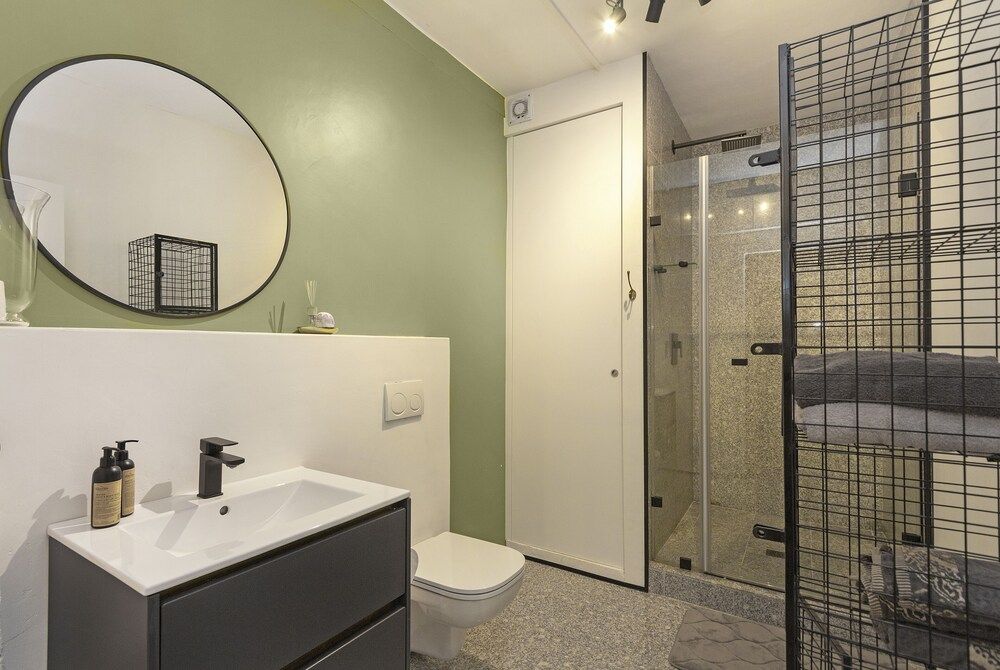 Capri Court Unit 6 by HostAgents Grand Apartment 20