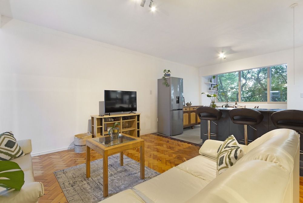 Capri Court Unit 6 by HostAgents Grand Apartment 17