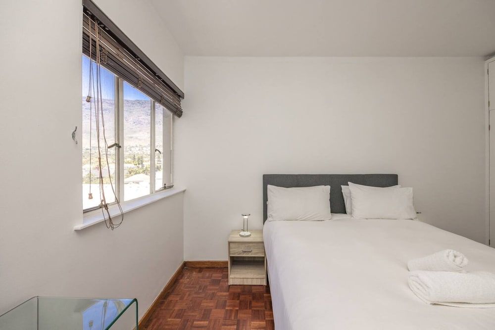 Centrally Located 2 Bedroom Apartment in Cape Town