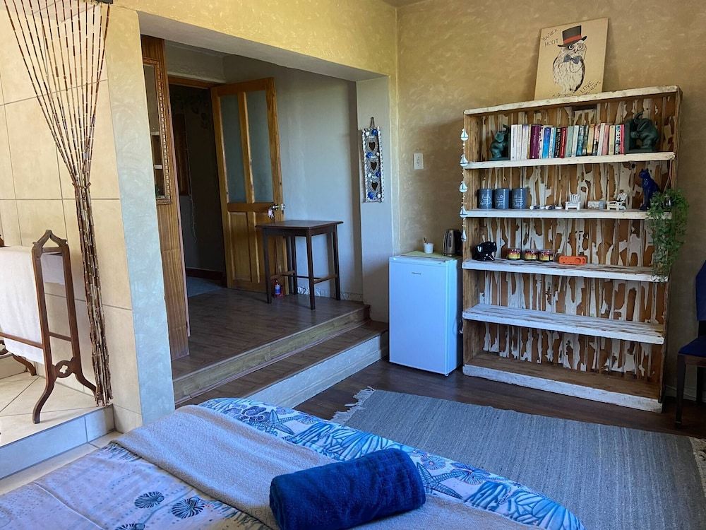 Room-living In Camps Bay Blue Room, 1 Bedroom, Balcony, Garden View 5