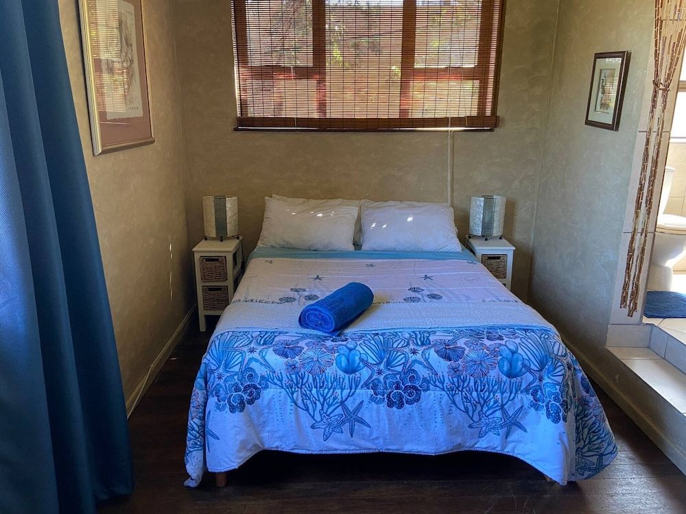 Room-living In Camps Bay Blue Room, 1 Bedroom, Balcony, Garden View 6