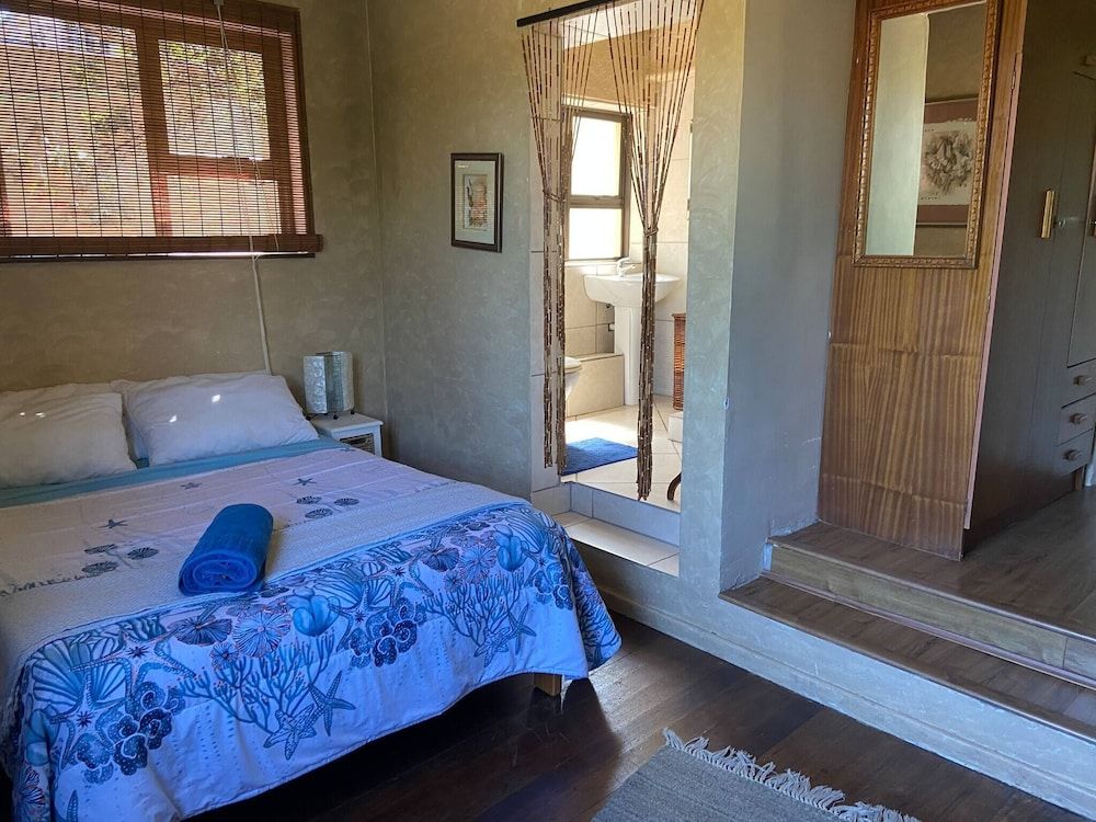 Room-living In Camps Bay Blue Room, 1 Bedroom, Balcony, Garden View 10