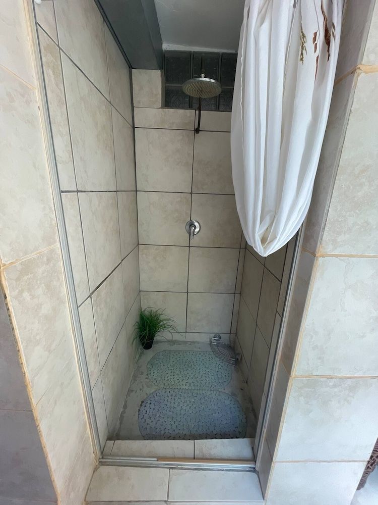 Room-living In Camps Bay Summer Room, 1 Bedroom, Balcony, Garden View 13