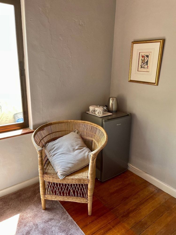 Room-living In Camps Bay Summer Room, 1 Bedroom, Balcony, Garden View 7