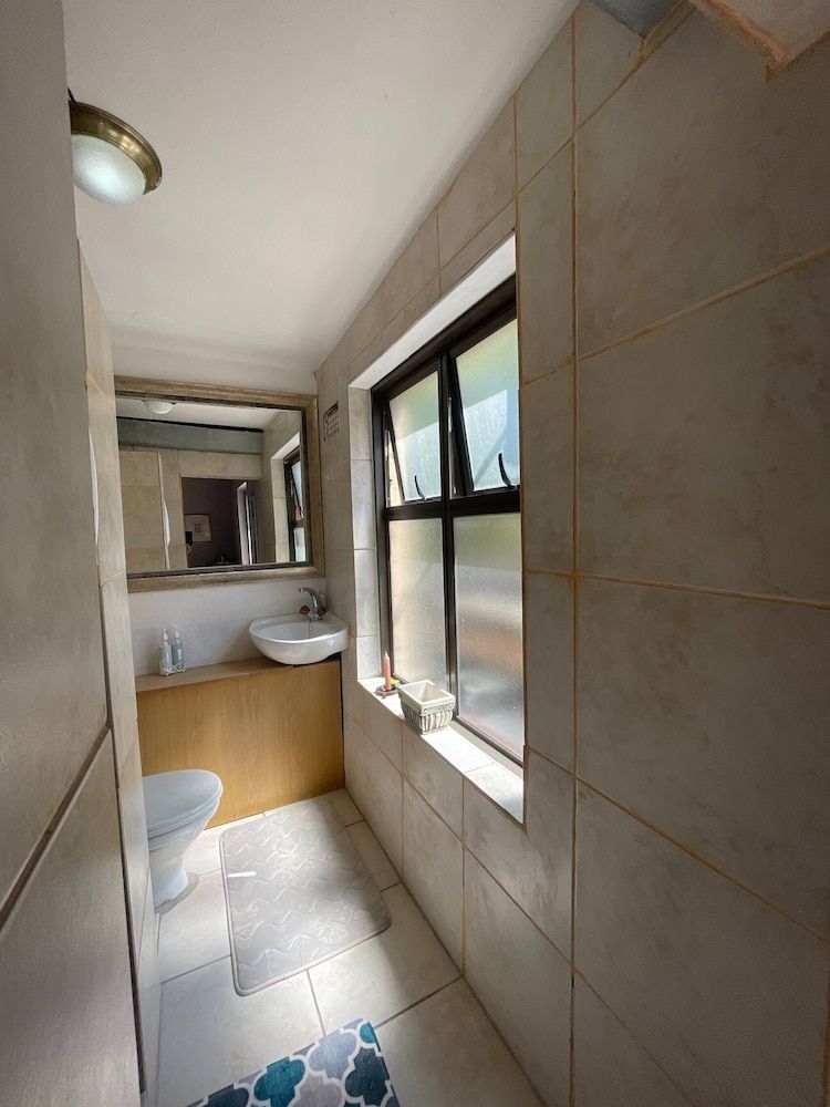 Room-living In Camps Bay Summer Room, 1 Bedroom, Balcony, Garden View 10