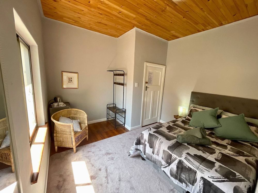 Room-living In Camps Bay Summer Room, 1 Bedroom, Balcony, Garden View 6