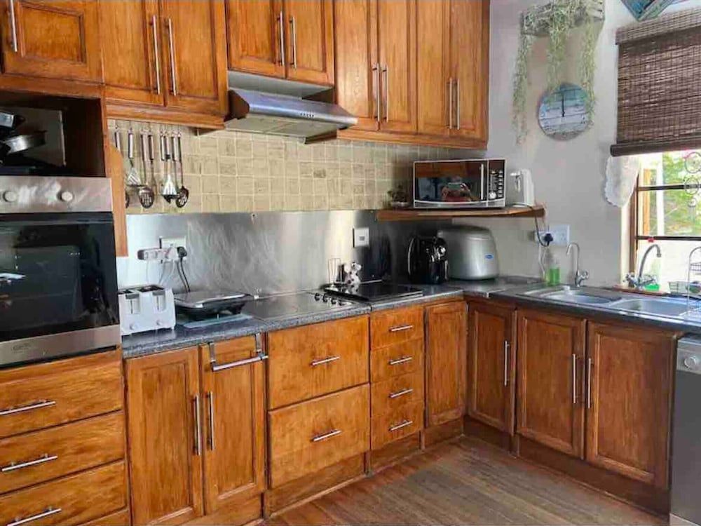 Room-living In Camps Bay Summer Room, 1 Bedroom, Balcony, Garden View 18