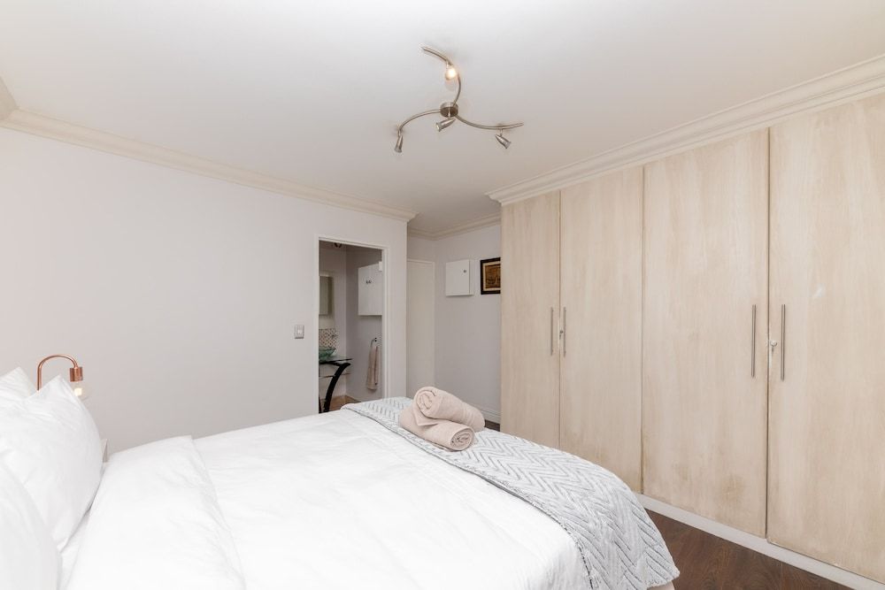 Century on Lake A8 Deluxe Apartment 10