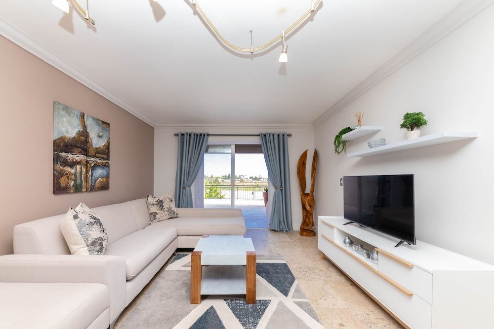 Century on Lake A8 Deluxe Apartment