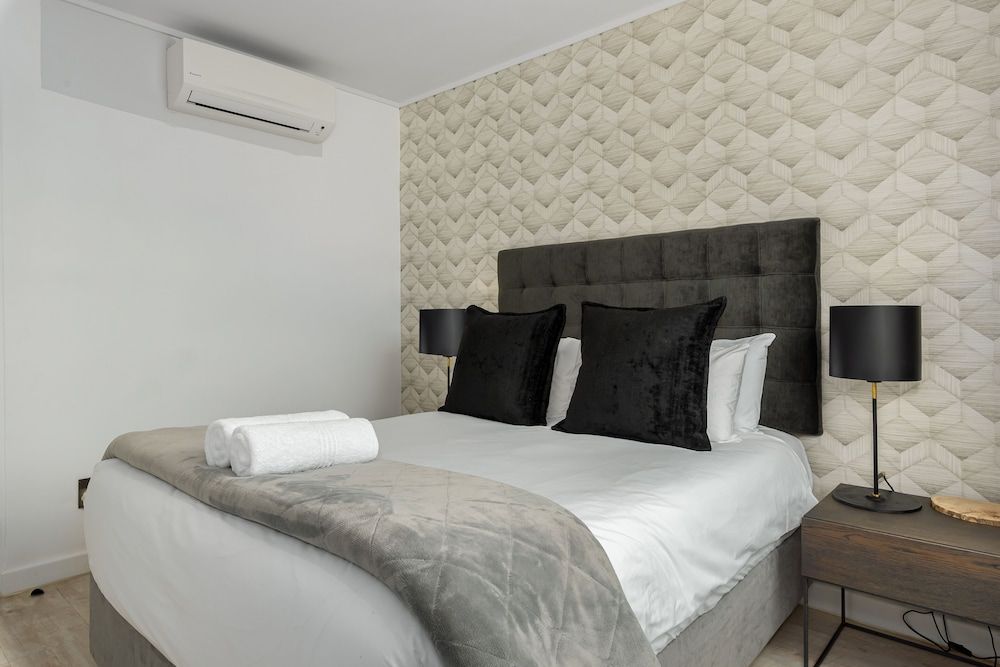 undefined Greenwich 704 9