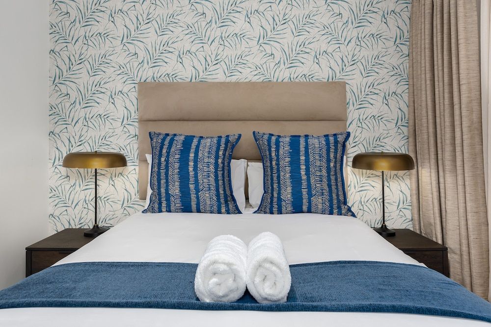 undefined Greenwich 704 3