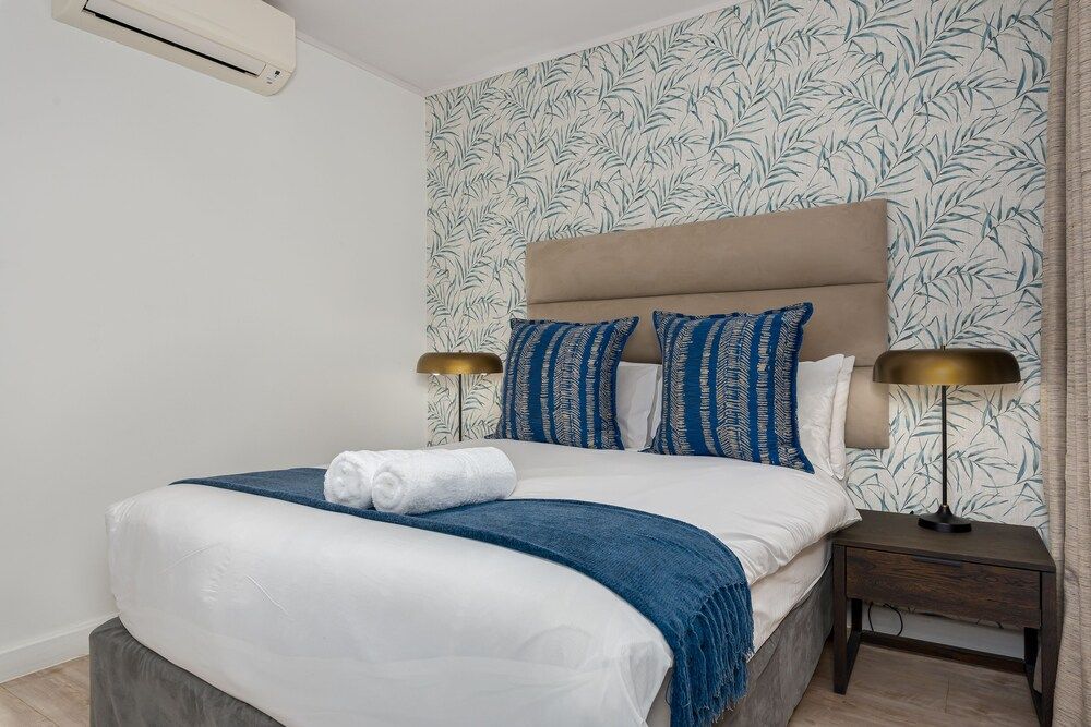 undefined Greenwich 704 4