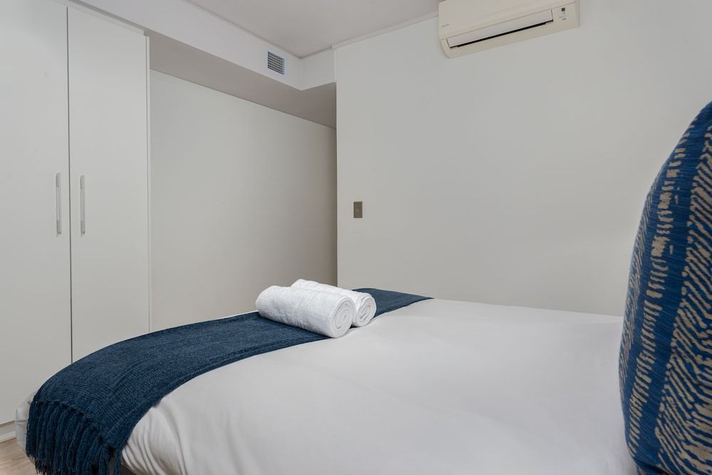 undefined Greenwich 704 6