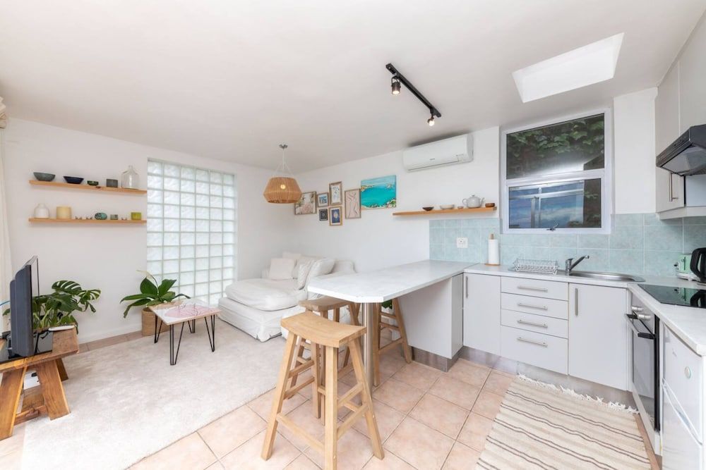undefined Stylish and Bright 1 Bedroom Apartment - Camps Bay 8