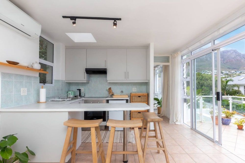 undefined Stylish and Bright 1 Bedroom Apartment - Camps Bay 3