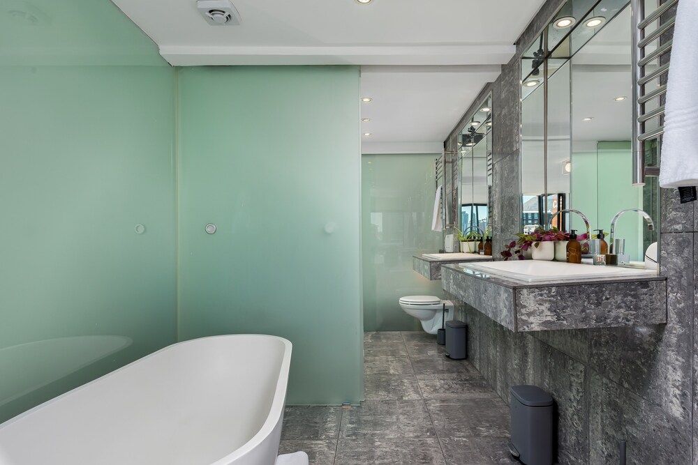 Portside 511 Deluxe Apartment 19