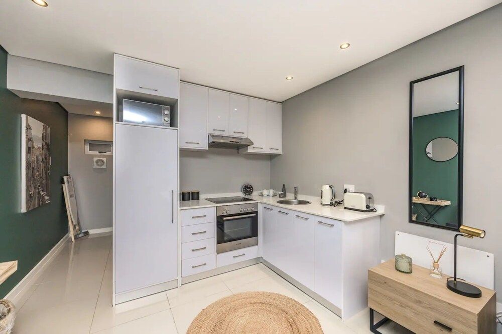 Stylish and Modern Studio in the Beachfront Basic Studio, 1 Queen Bed 8